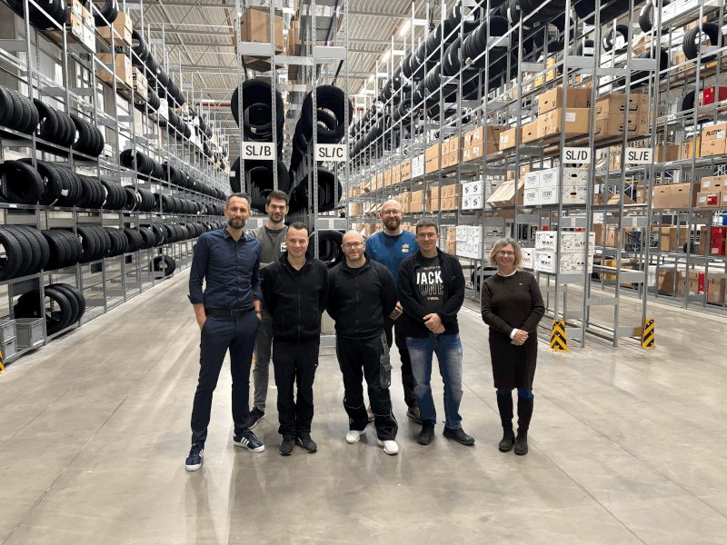 Nico Hollbauer mit Trainingsgruppe im Logistiklager – raus aus dem Seminarraum, rein in die Realität