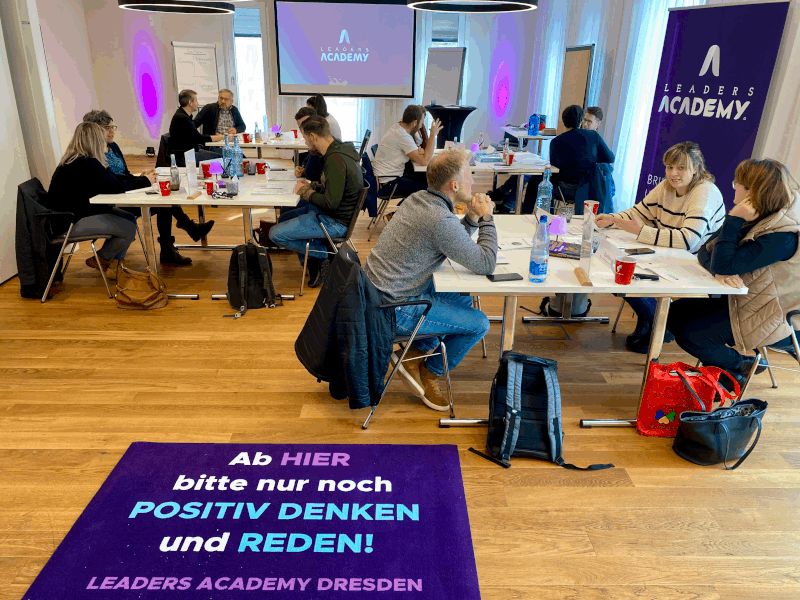 Trainingsraum der Leaders Academy Dresden – Gruppenarbeit im Führungskräftetraining